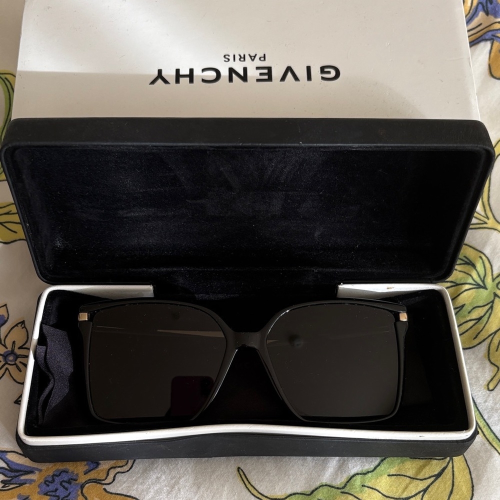 Givenchy GV7430 - Picture 3 of 10